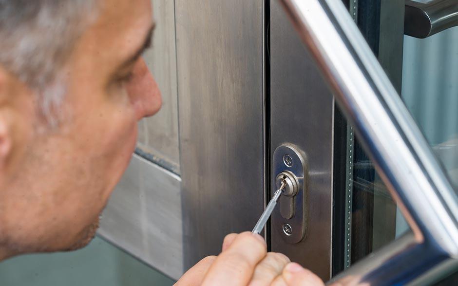 changer serrure porte d'entrée 3 points Paris 8
